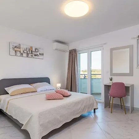 Dom wakacyjny Family Friendly House With A Swimming Pool Valbandon, Fazana - 26969 *